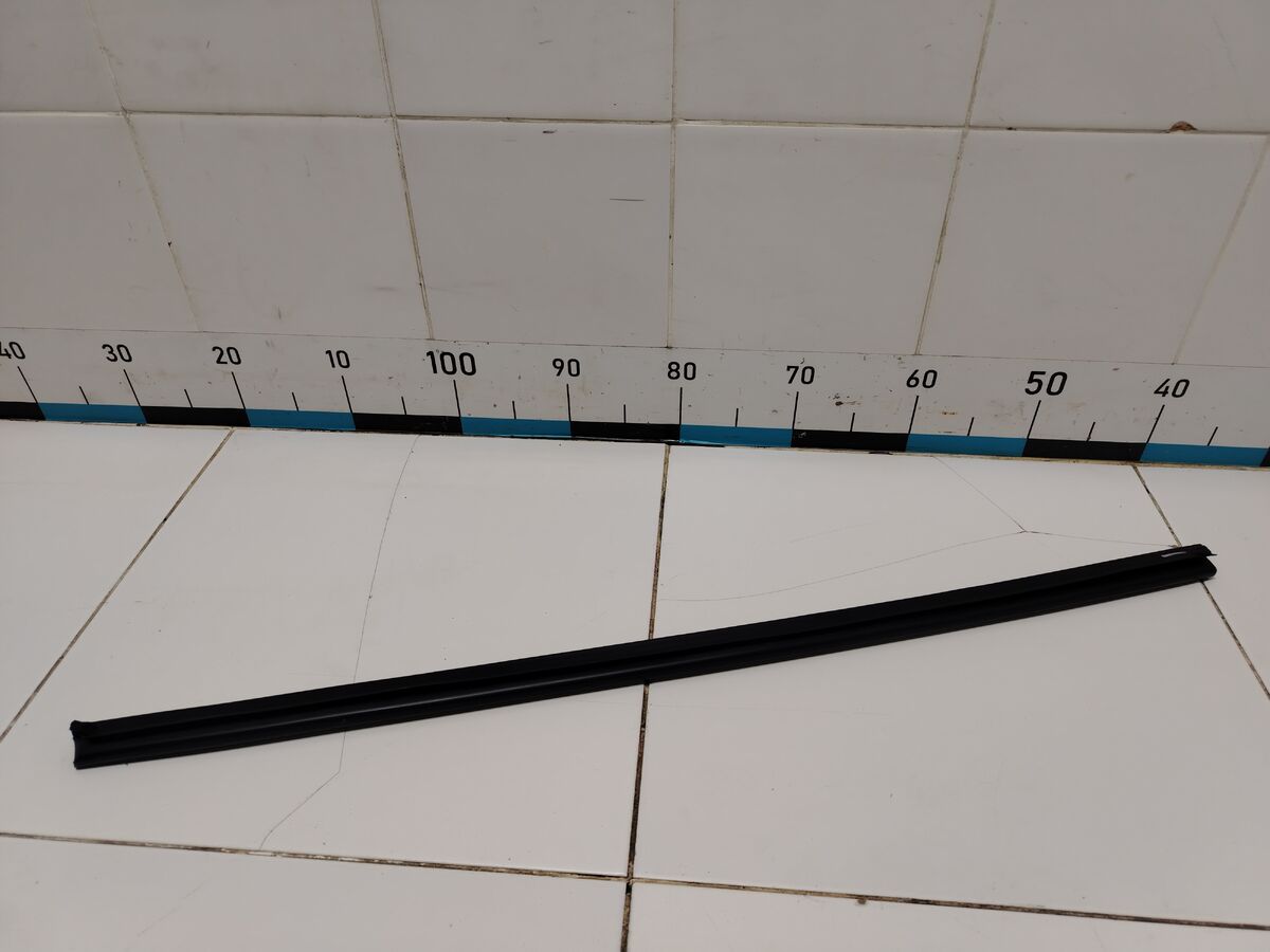 Уплотнитель стекла двери передней левой внутрений Kia Carnival (YP) III (2014– н.в.)