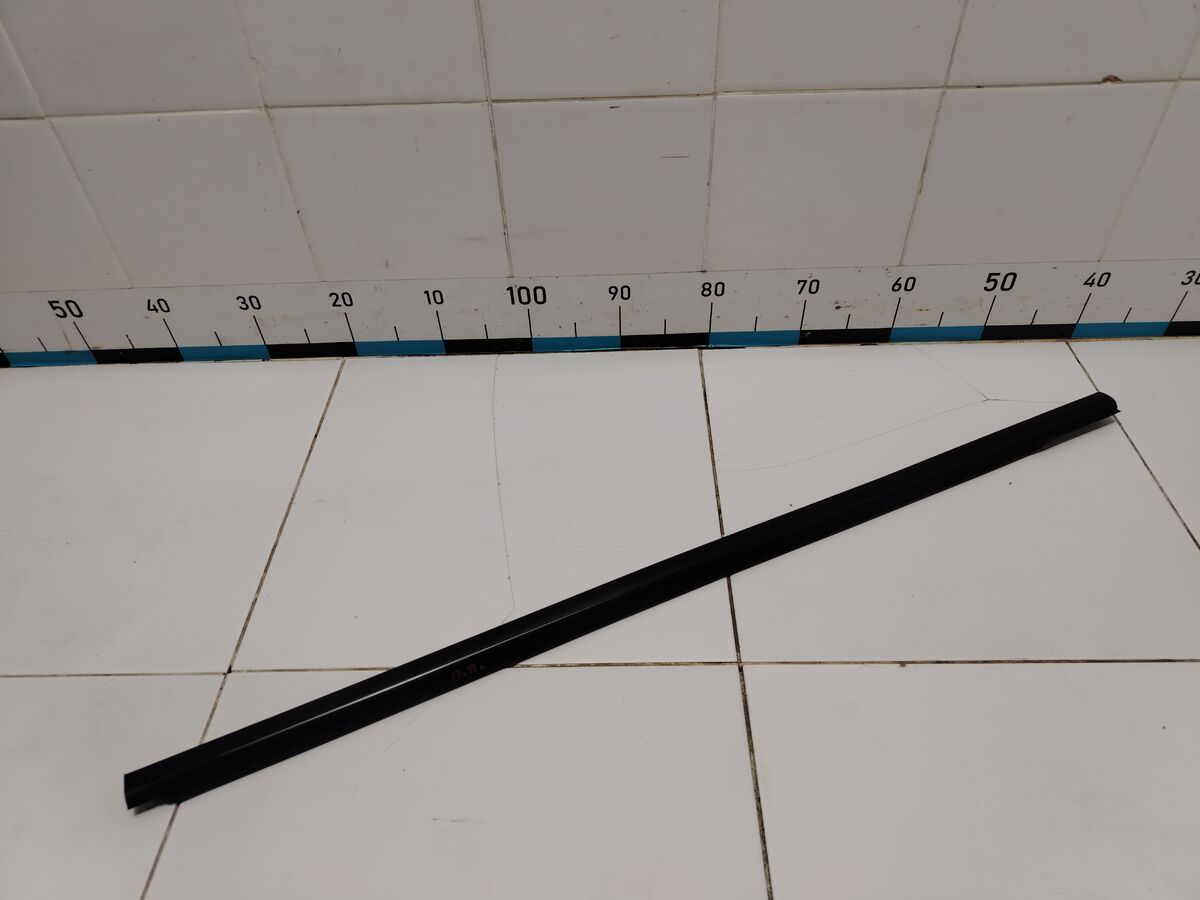 Уплотнитель стекла двери передней правой Kia Carnival (YP) III (2014– н.в.)