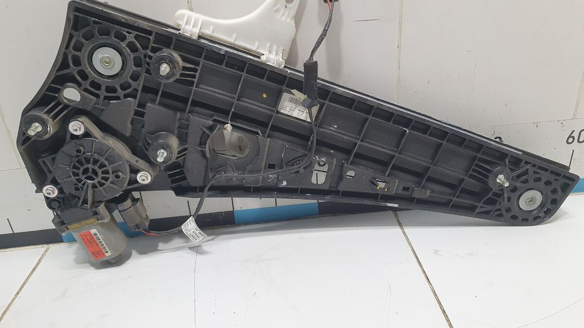 Стеклоподъемник электр. задний правый Kia Carnival (YP) III (2014– н.в.)