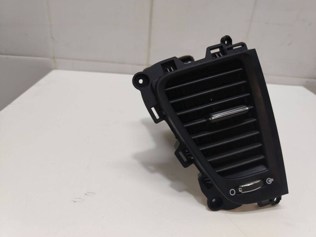 Дефлектор воздушный центральный левый Kia Carnival (YP) III (2014– н.в.)