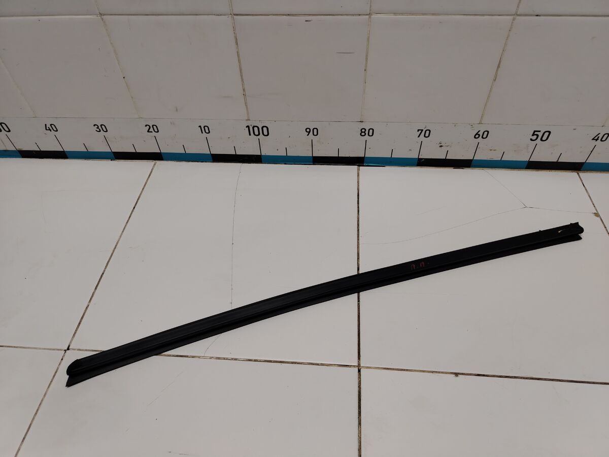 Уплотнитель стекла двери передней правой внутрений Kia Carnival (YP) III (2014– н.в.)