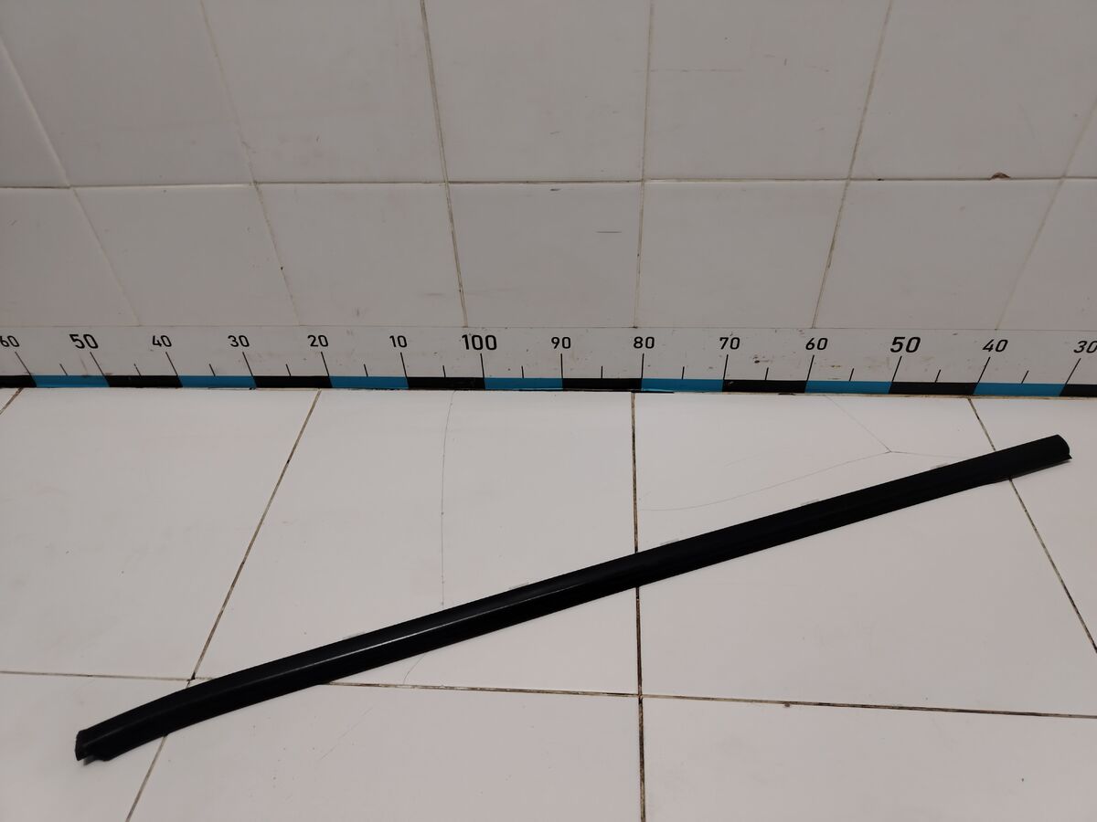 Уплотнитель стекла двери задней левой Kia Carnival (YP) III (2014– н.в.)