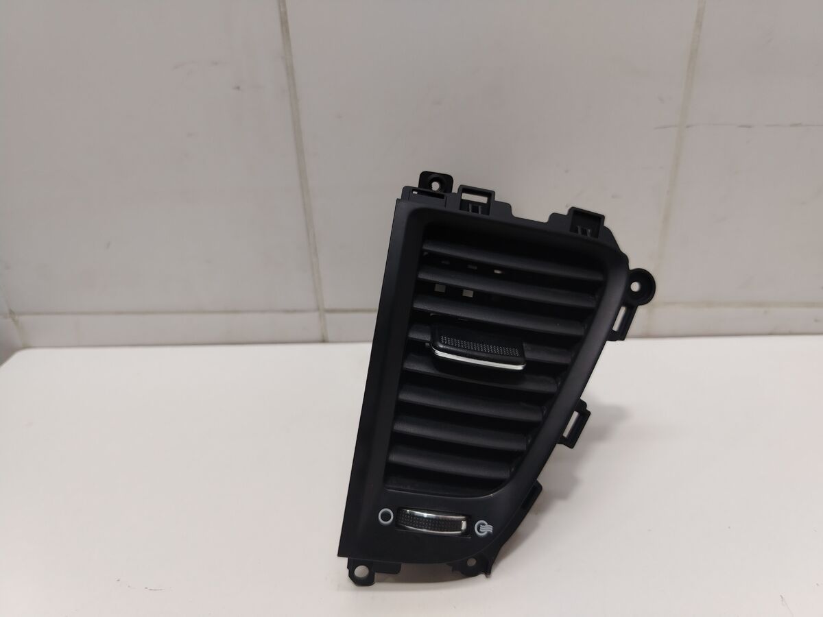 Дефлектор воздушный центральный правый Kia Carnival (YP) III (2014– н.в.)