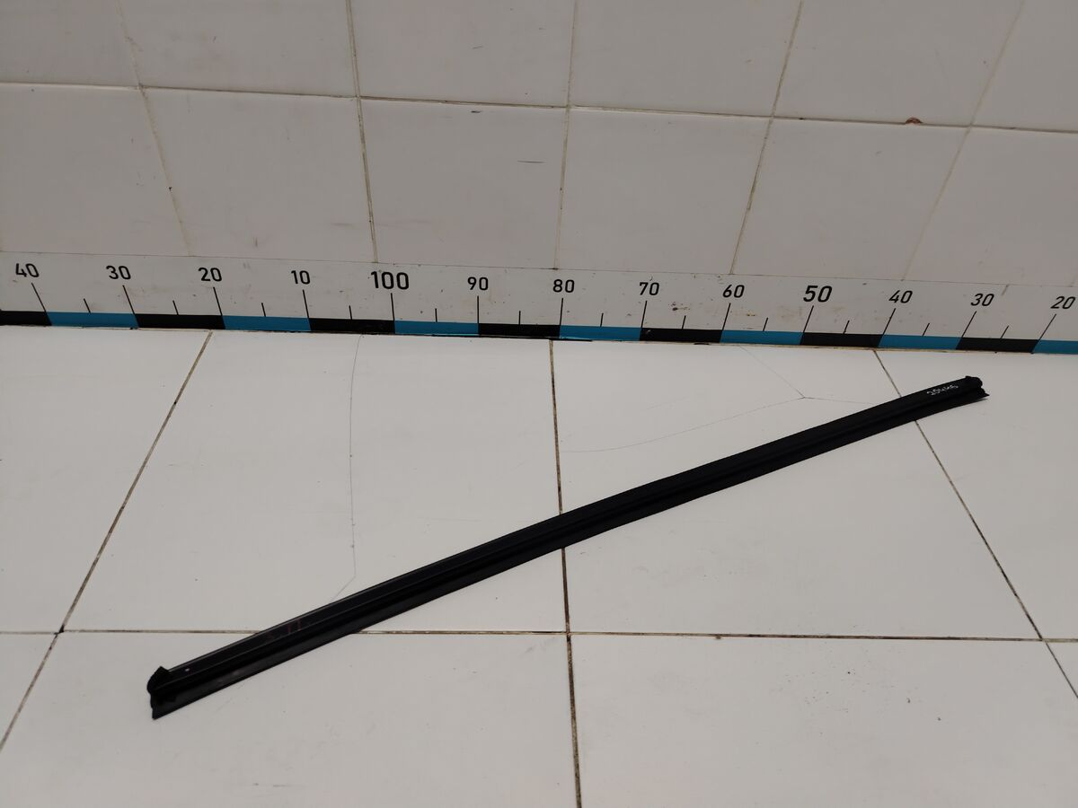 Уплотнитель стекла двери задней правой внутрений Kia Carnival (YP) III (2014– н.в.)