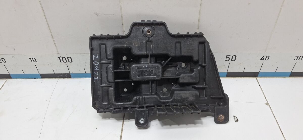 Крепление АКБ (корпус/подставка) Kia Carnival (YP) III (2014– н.в.)