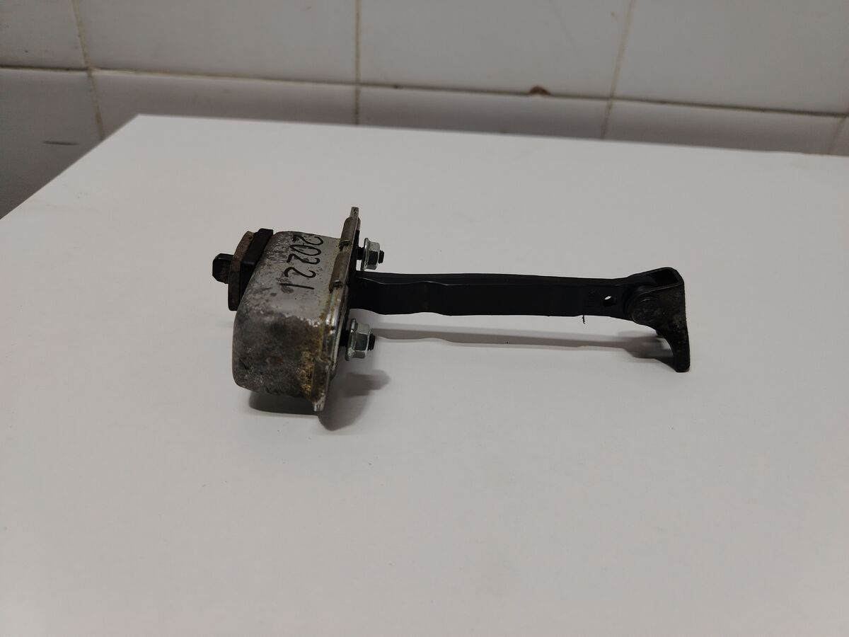 Ограничитель двери передней левой Kia Carnival (YP) III (2014– н.в.)