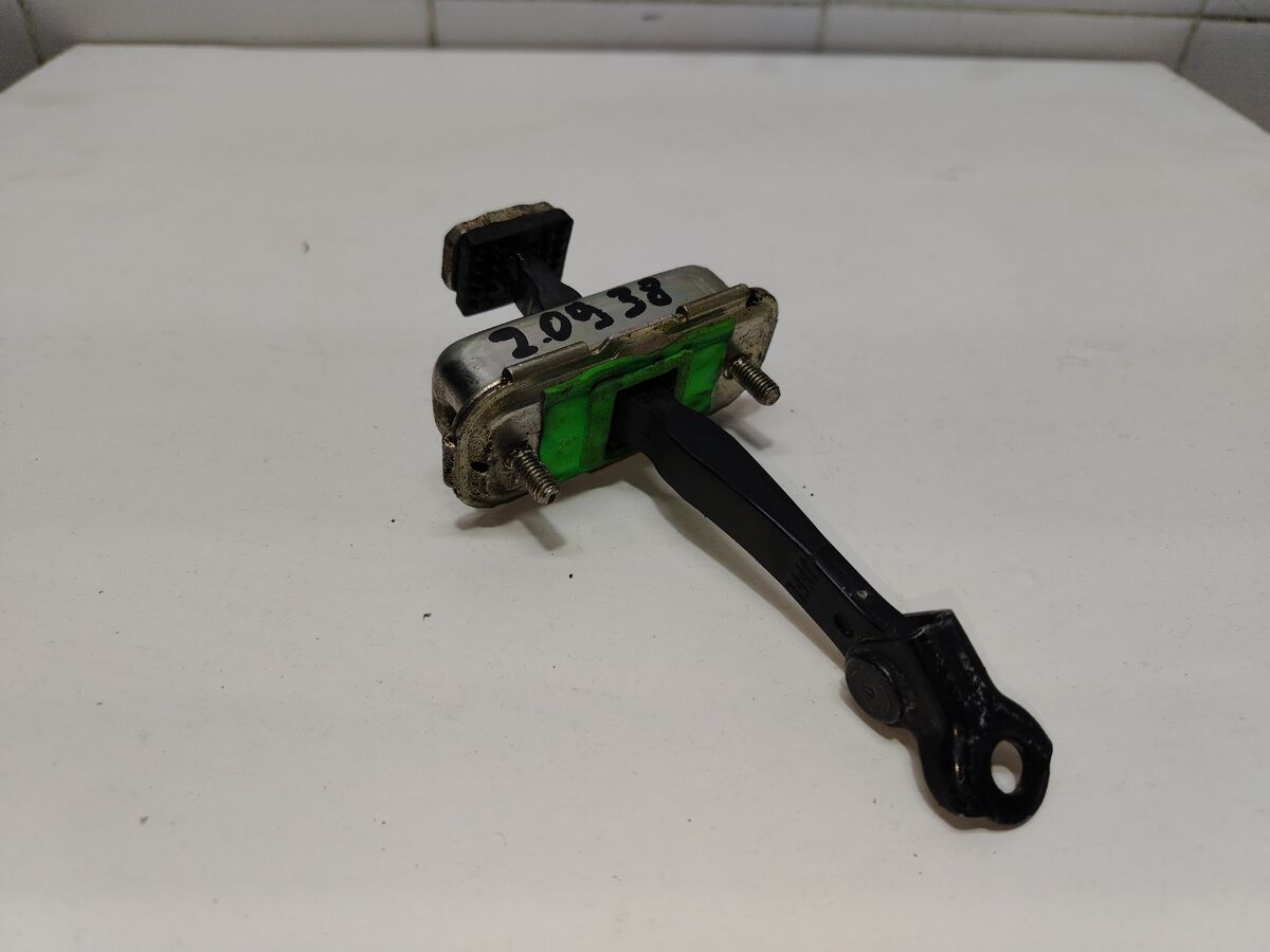 Ограничитель двери передней левой Kia Optima (JF) IV рестайлинг (2018– н.в.)