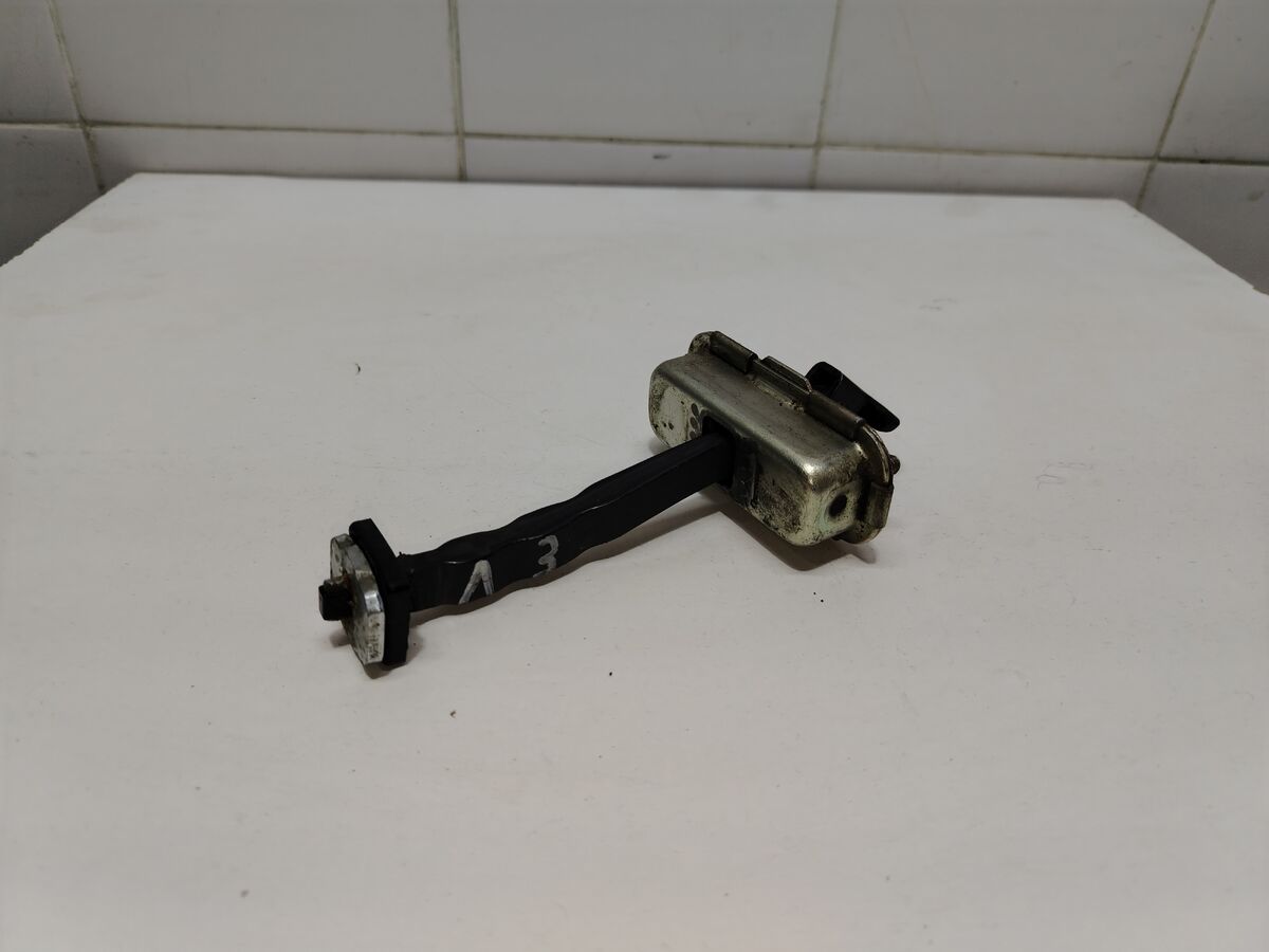 Ограничитель двери задней левой Kia Optima (JF) IV рестайлинг (2018– н.в.)