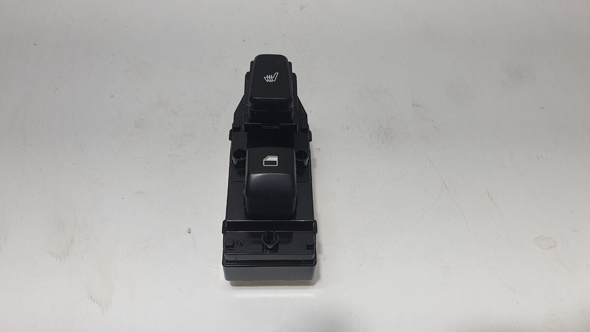 Кнопка стеклоподъемника задняя правая Kia Cerato IV (2018– н.в.)