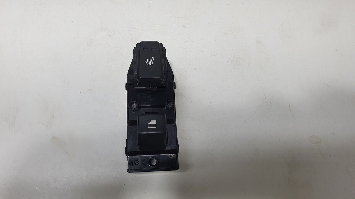 Кнопка стеклоподъемника задняя левая Kia Cerato IV (2018– н.в.)