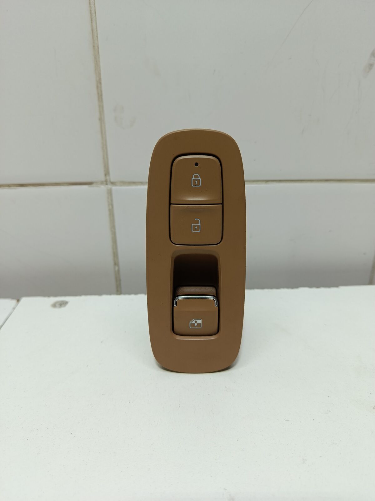 Кнопка стеклоподъемника передняя правая Hyundai Sonata (DN8) VIII (2019– н.в.)