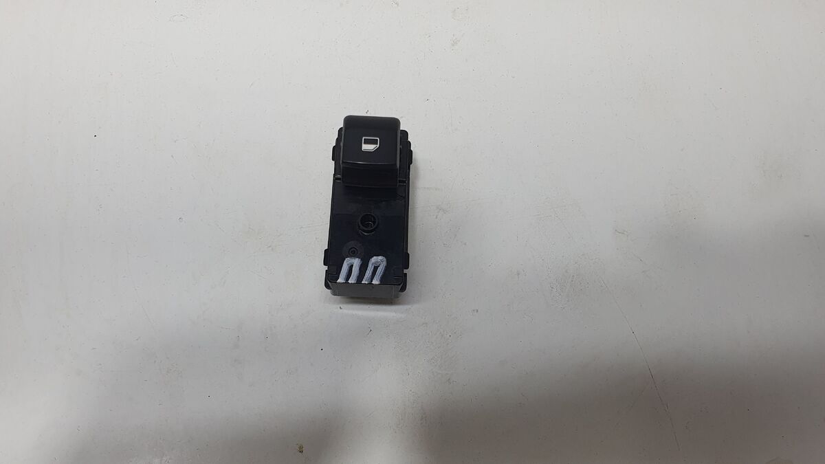 Кнопка стеклоподъемника передняя правая Kia Cerato IV (2018– н.в.)