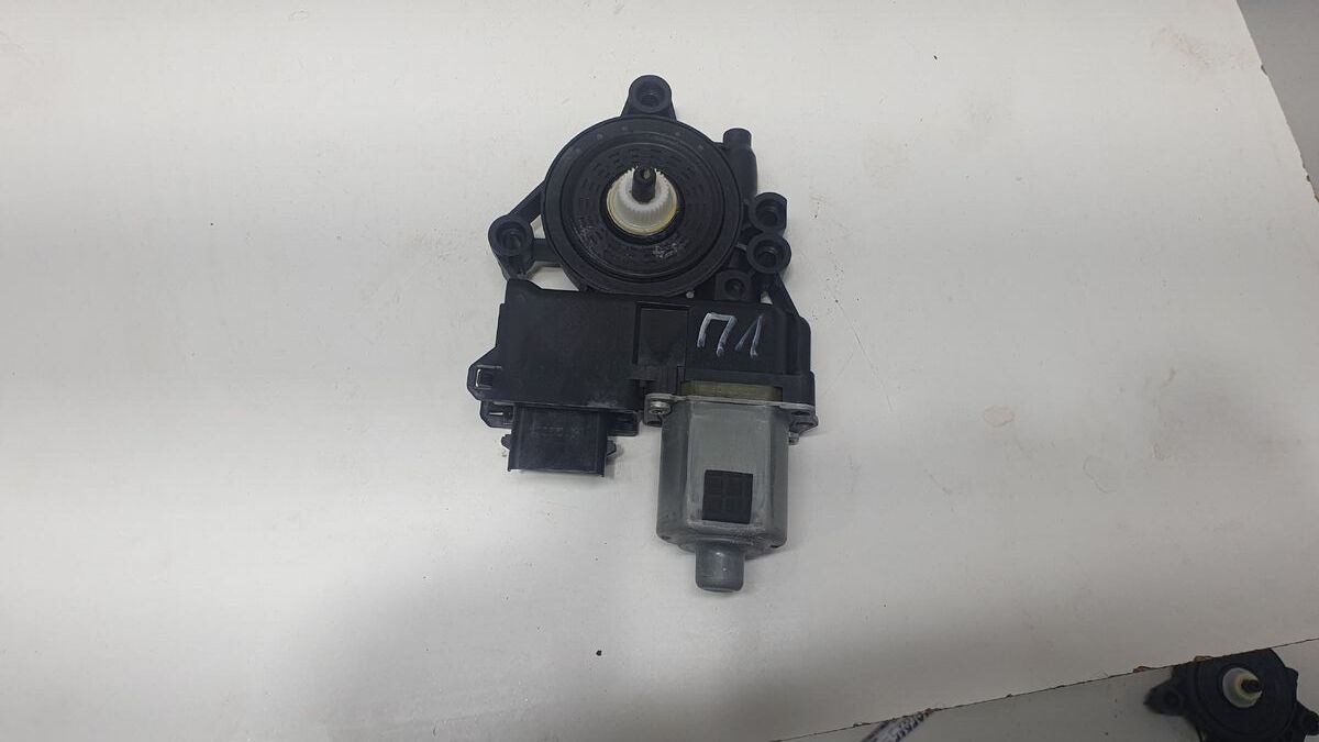 Моторчик стеклоподъемника передний левый Kia Cerato IV (2018– н.в.)