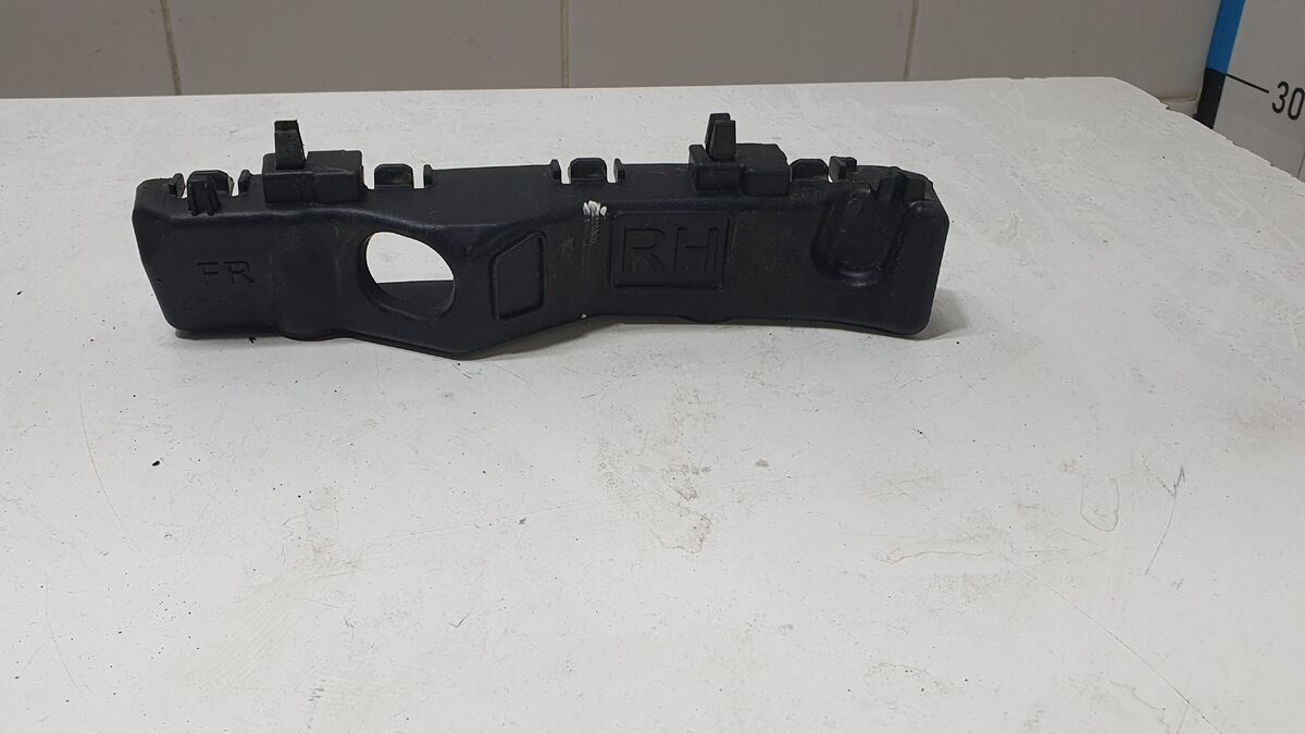 Кронштейн переднего бампера правый Kia Cerato IV (2018– н.в.)