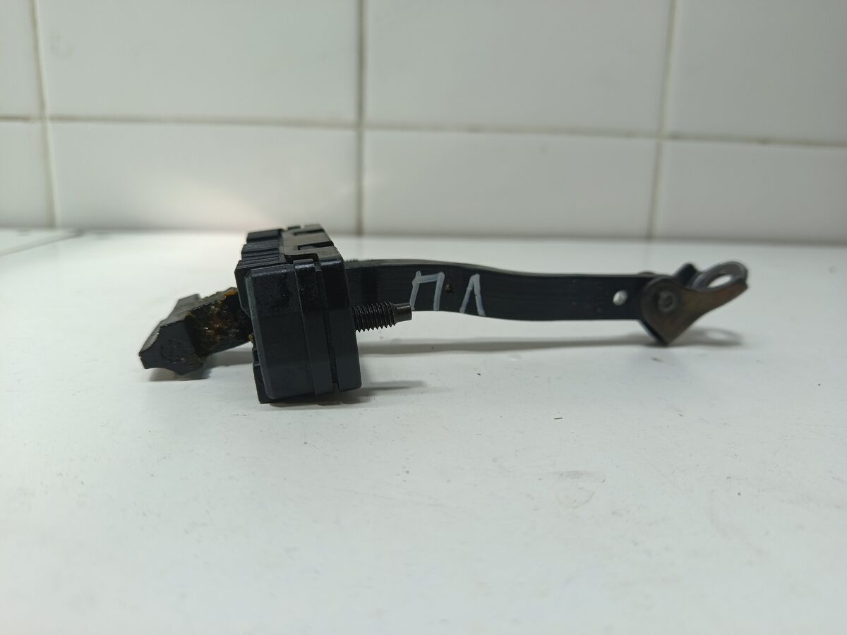 Ограничитель двери передней левой Hyundai Sonata (DN8) VIII (2019– н.в.)