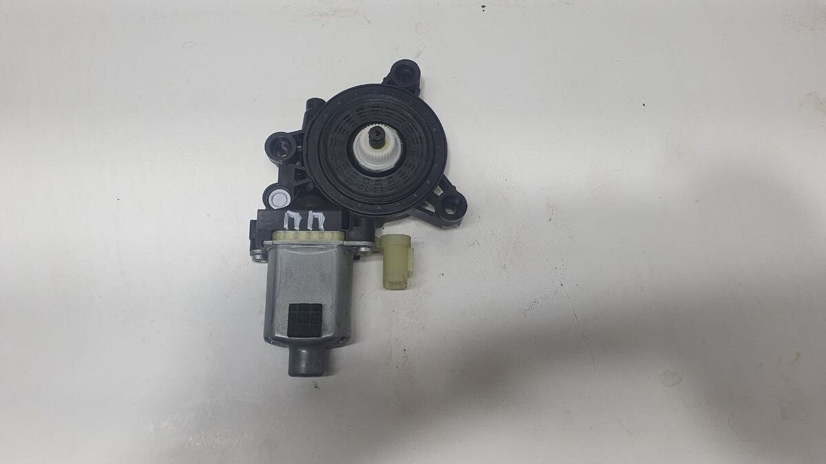 Моторчик стеклоподъемника передний правый Kia Cerato IV (2018– н.в.)