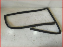 Уплотнитель стекла двери задней левой Land Rover Discovery 3 2004-2009 оригинал (CGE000452)