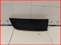 Решетка в бампер правая Skoda Octavia A7 2013-2017 оригинал (5E08073689B9)