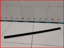 Накладка стекла переднего левого внутренняя Kia Carnival 3 оригинал 2014-2021 (82231A9000)