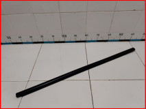 Накладка стекла переднего правого Kia Carnival 3 оригинал 2014-2021 (82220A9000)