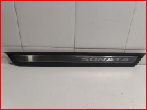Накладка порога декоративная передняя правая Hyundai Sonata DN 8 оригинал (85883L1500YTH)